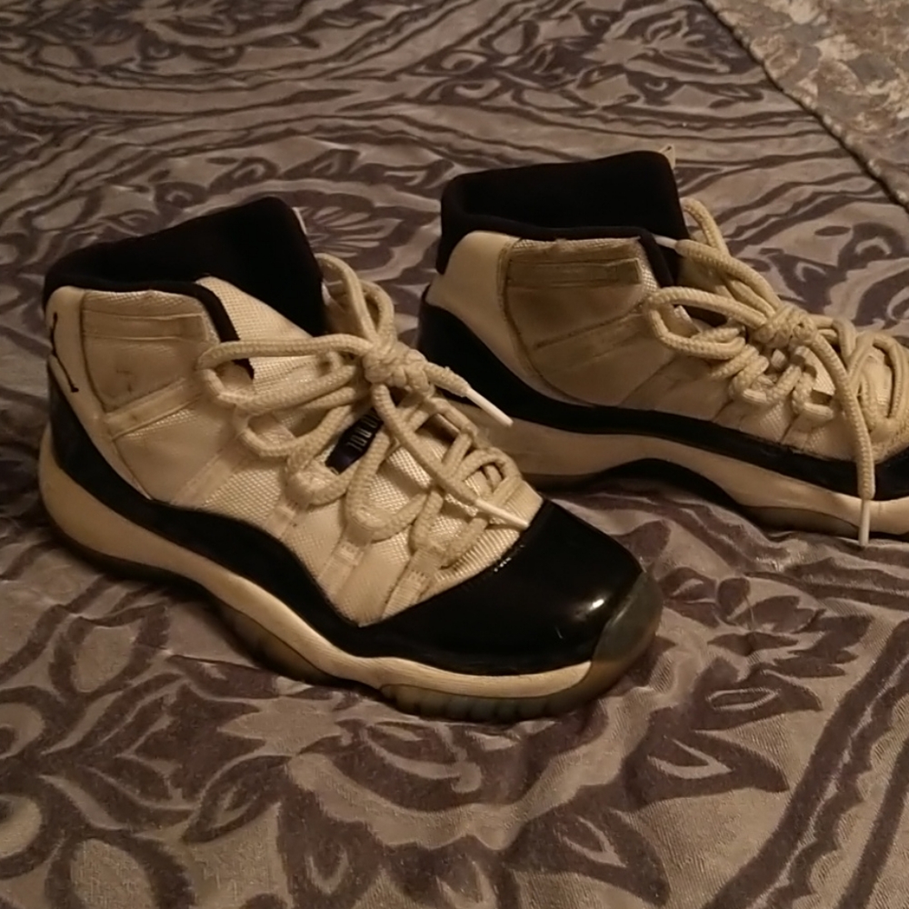 Black and white 45 Jordan tennis shoes